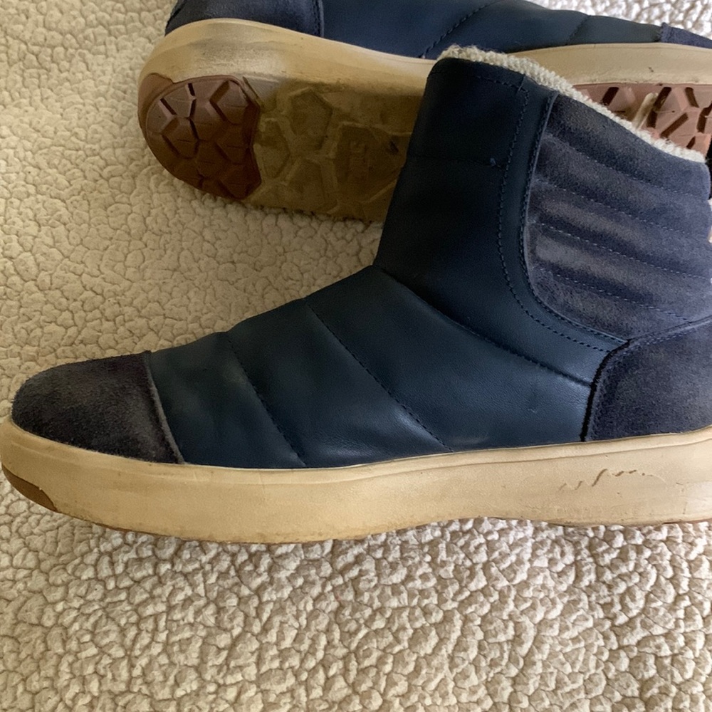 Stio Navy Blue Women’s pull on boots - Size 0